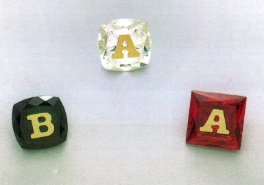 pietre con lettere oro1.jpg (87024 byte)
